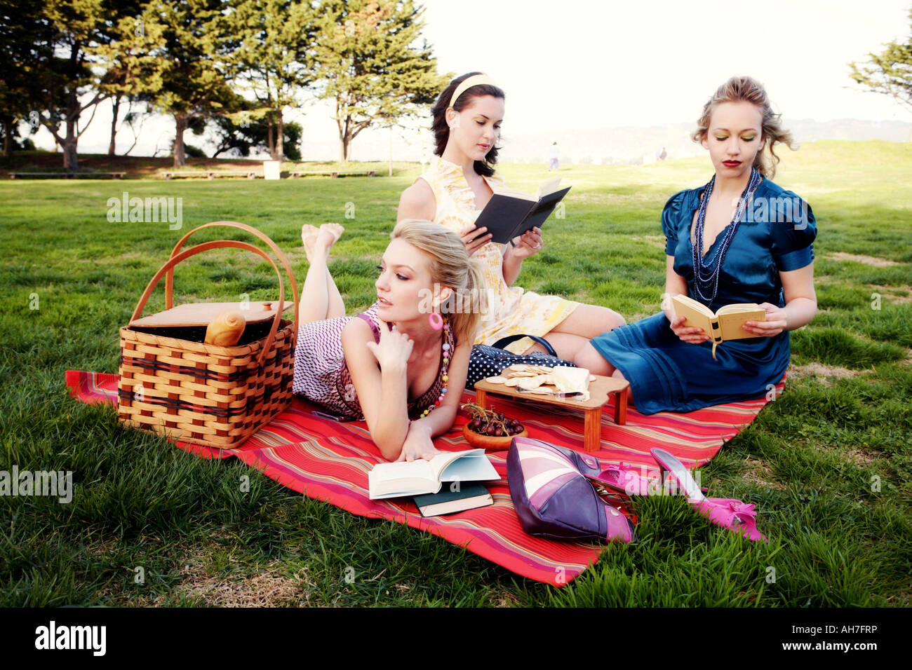 Tre giovani donne a un picnic Foto Stock