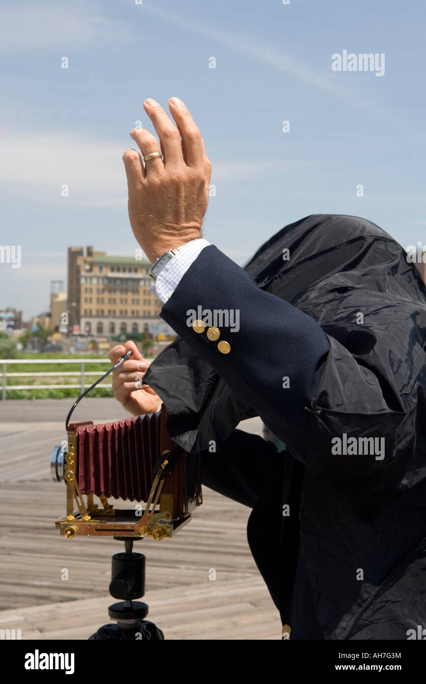 Senior uomo scattare una fotografia Foto Stock