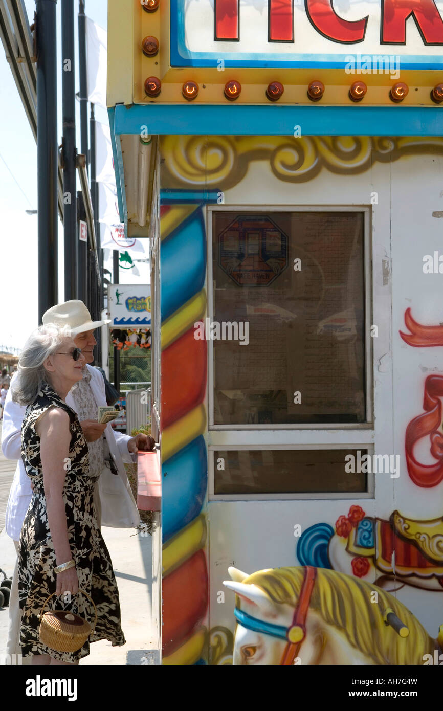 Coppia senior in piedi di fronte a un ticket booth, Coney Island, New York New York, Stati Uniti d'America Foto Stock