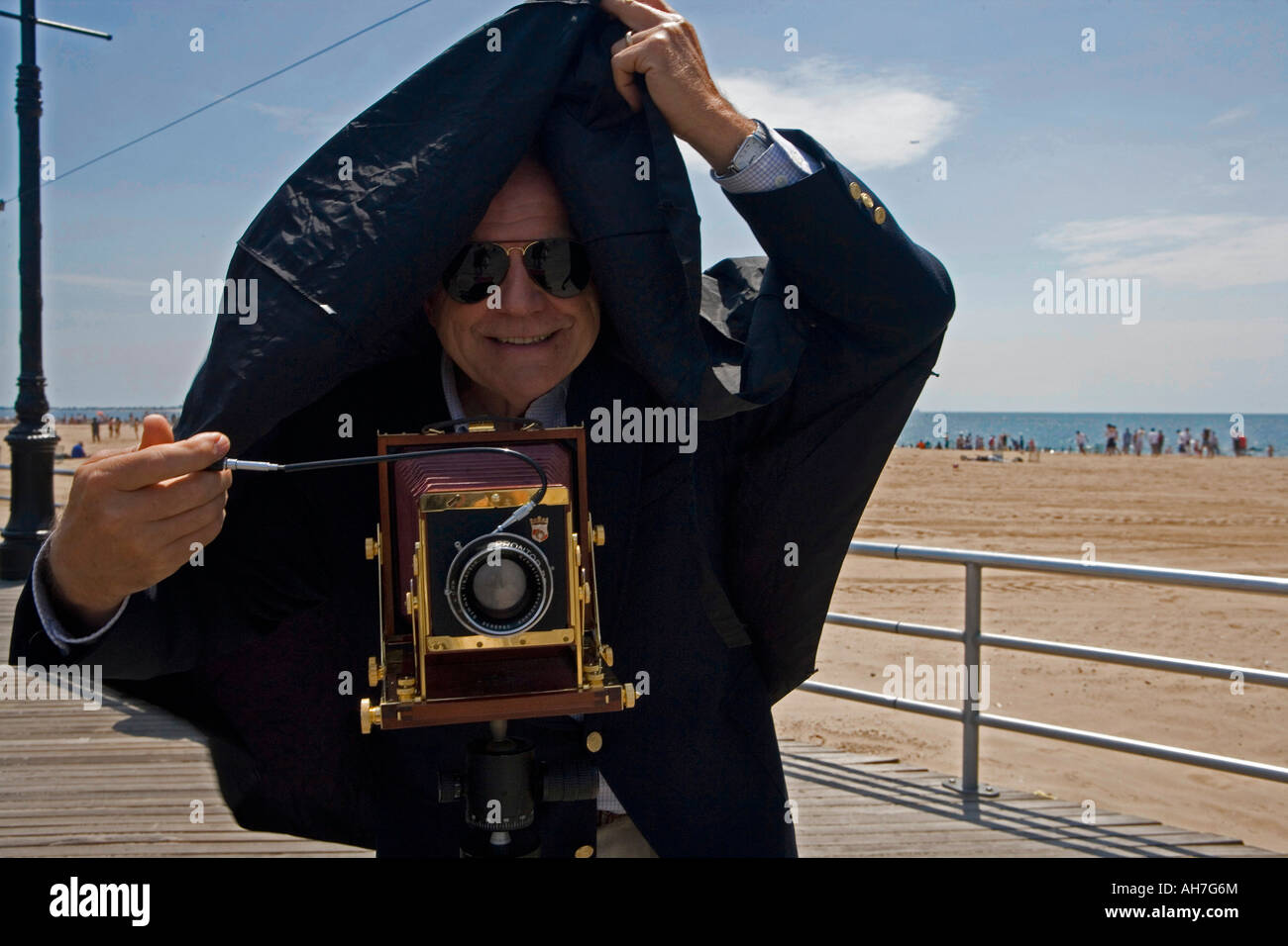 Senior uomo scattare una fotografia Foto Stock