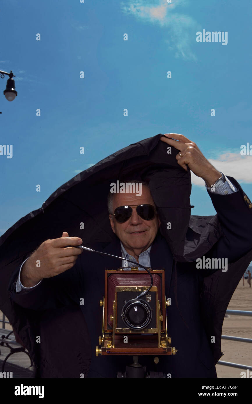 Senior uomo scattare una fotografia Foto Stock