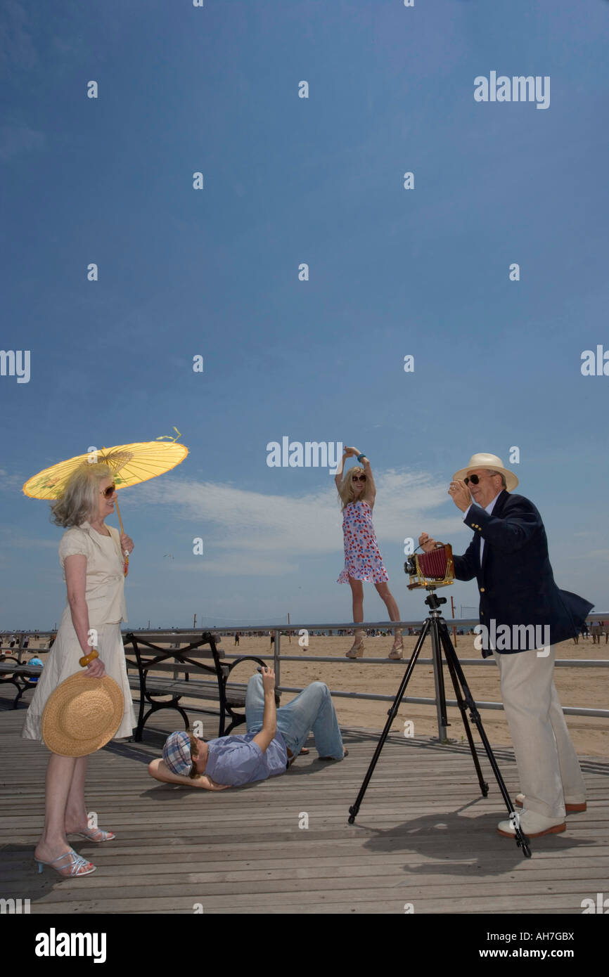 Il giovane e un uomo anziano fotografare una giovane donna e una donna senior Foto Stock
