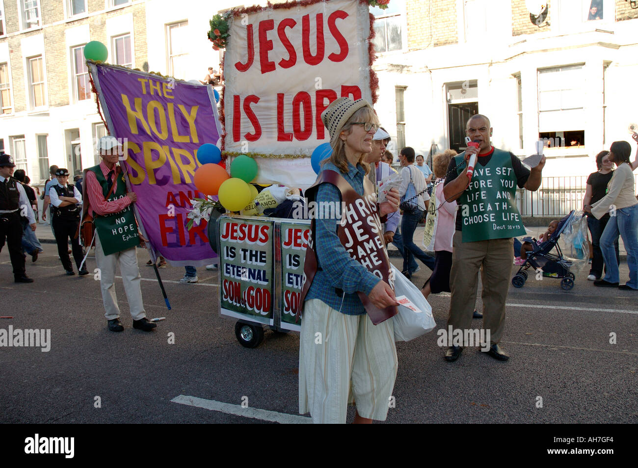 Gruppo di culto religioso degli avvocati la predicazione e la diffusione del loro parola attraverso la strada di Londra. Foto Stock