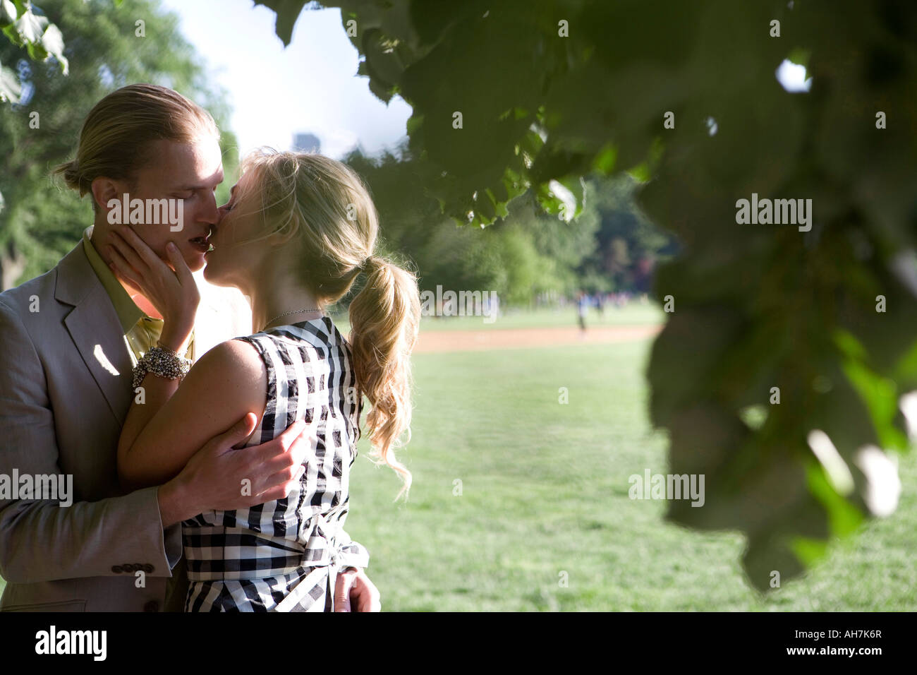 Coppia giovane kissing ogni altro Foto Stock