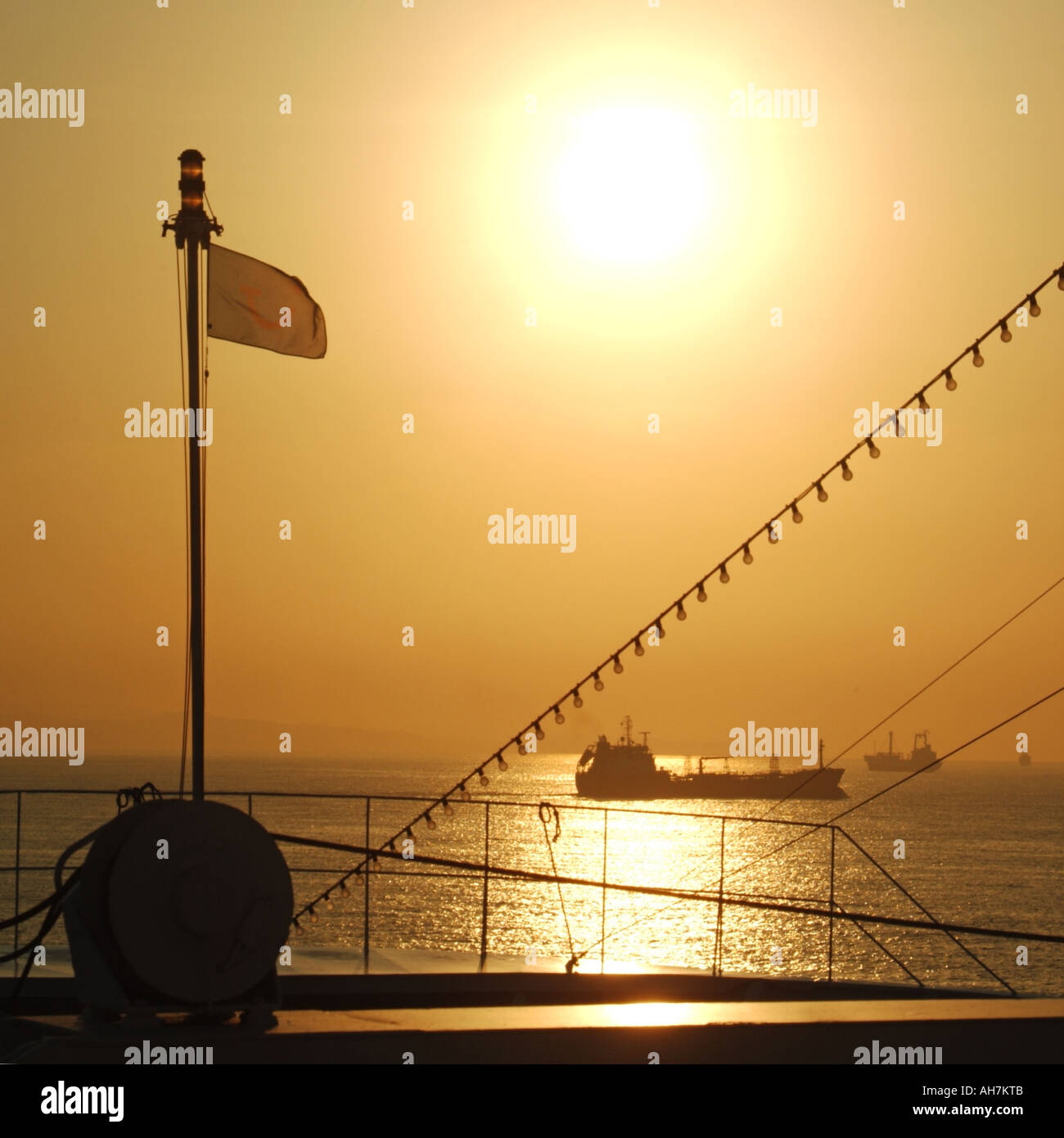Prua di nave da crociera spedizione distanti con golden ora sunrise Foto Stock