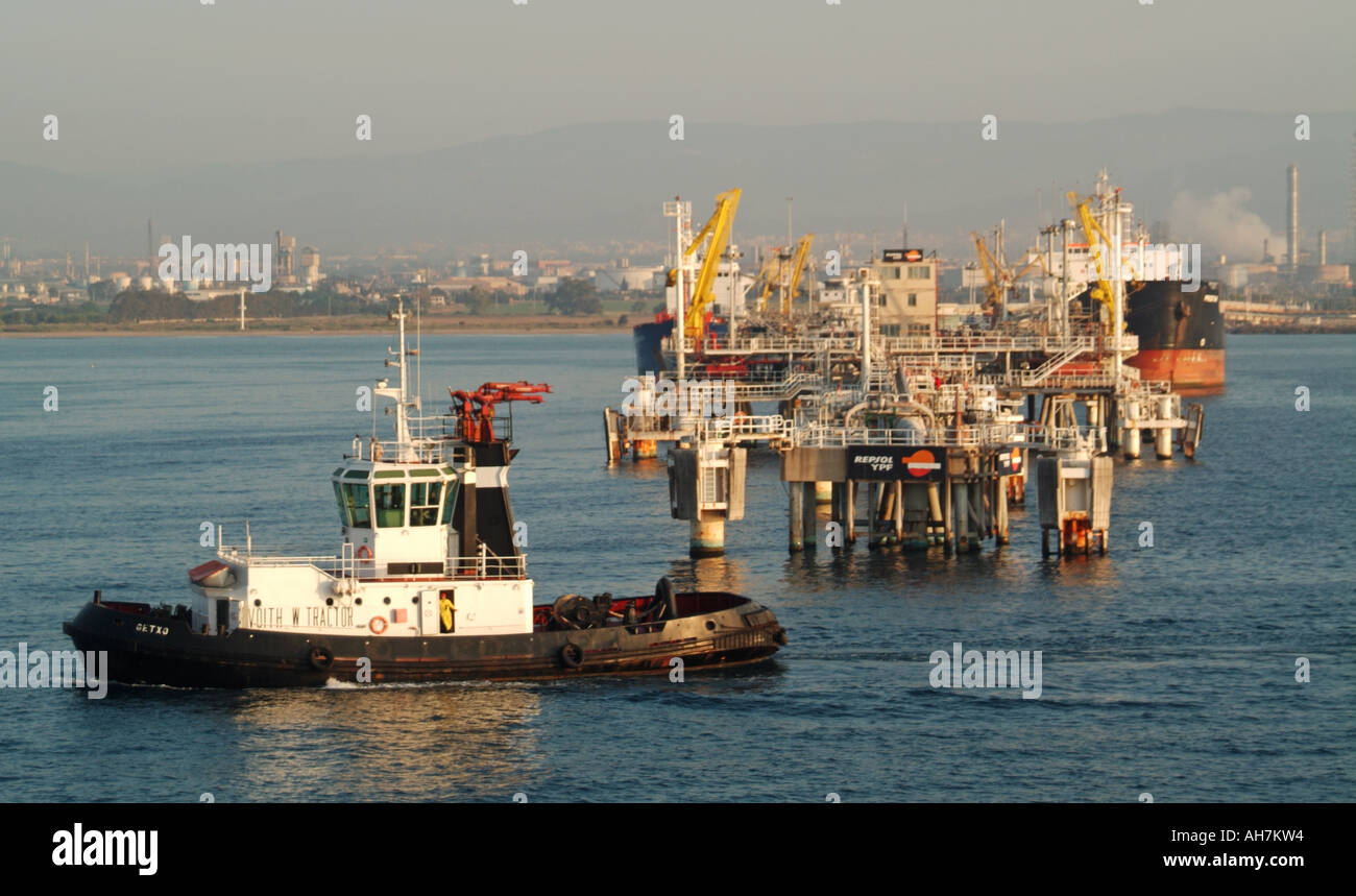 Tarragona installazioni portuali tug con equipaggiamento antincendio delle pattuglie Repsol YPS lo scarico del combustibile e impianto di stoccaggio Spagna Foto Stock