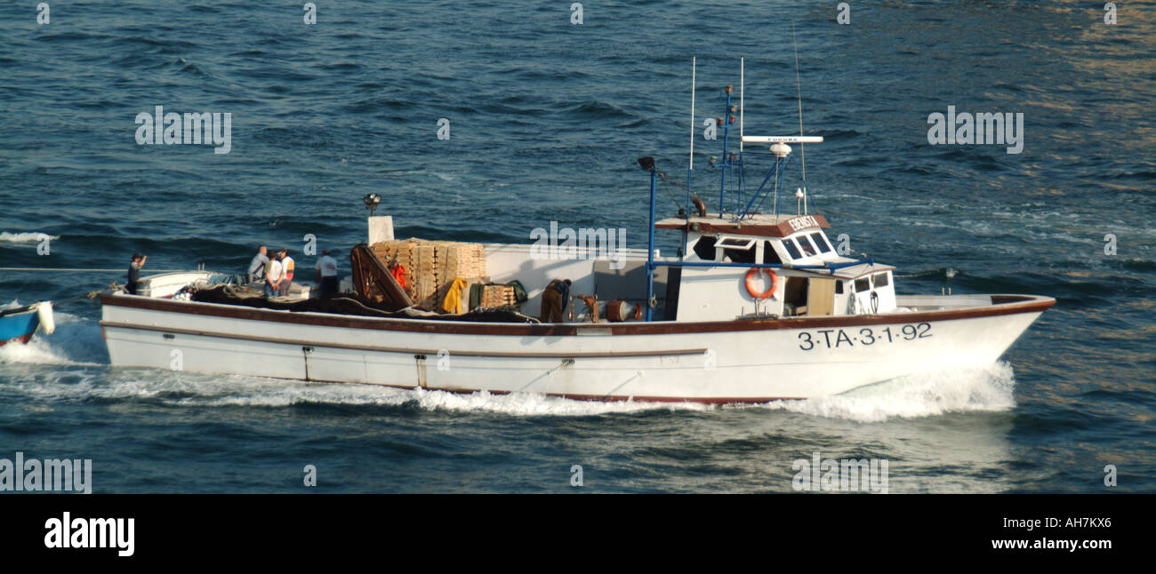 Tarragona la pesca in barca con equipaggio e casse di imballaggio sul ponte rientro al porto Foto Stock