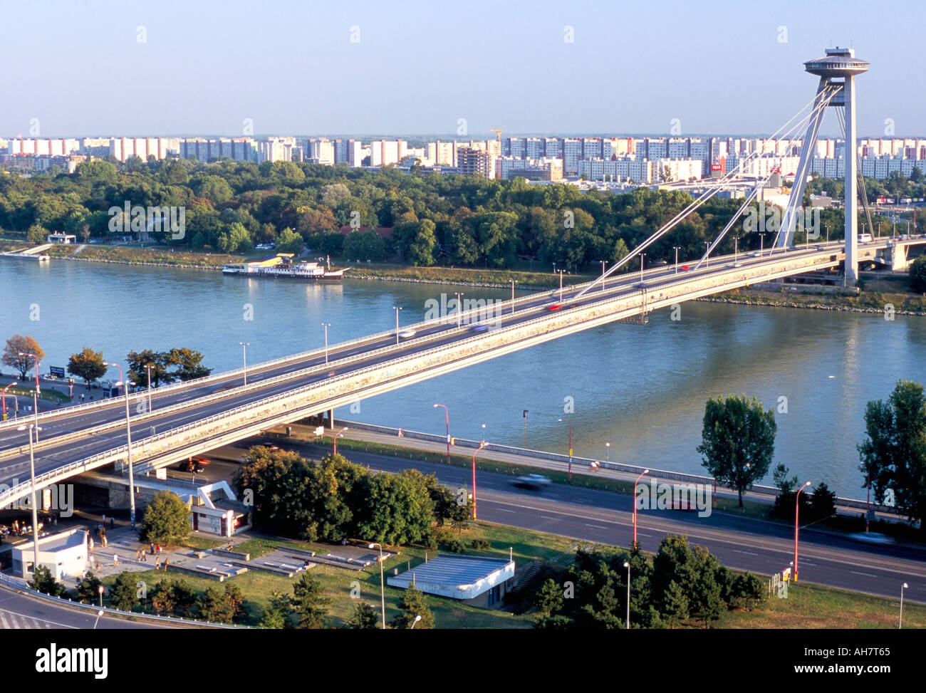 SNP campate del ponte sul Danubio è un raro esempio di gusto del xx secolo era comunista architettura Bratislava Slovacchia Europa Foto Stock