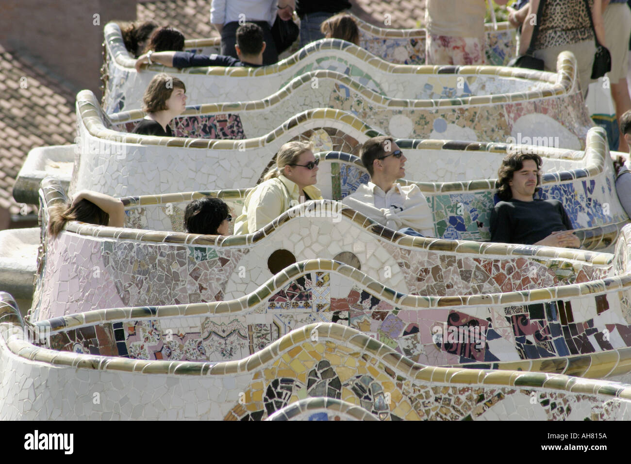 Barcellona Spagna mosaico balconi in gran placa circolare progettato da Antoni Gaudi Foto Stock