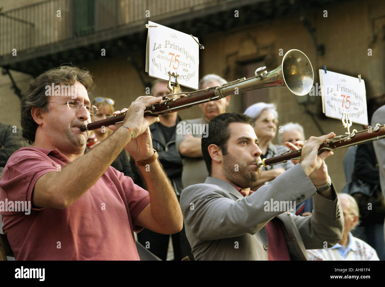 Barcellona Spagna musicisti che accompagnano la Sardana la danza nazionale di catalunya un tale gruppo è denominato La Cobla Foto Stock