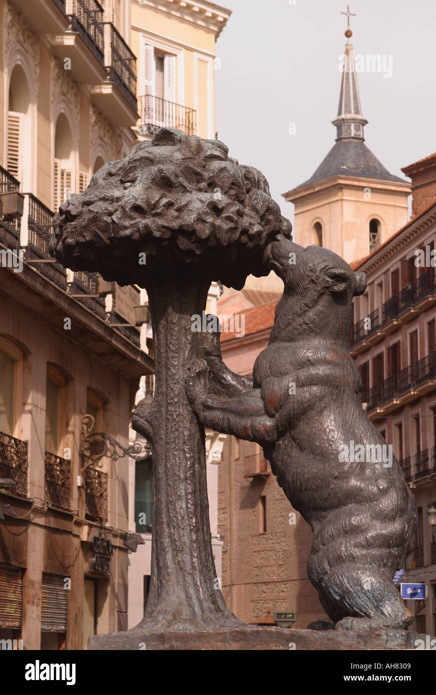 Madrid Spagna Puerta del Sol l'orso e il Madroño albero simbolo di Madrid Foto Stock