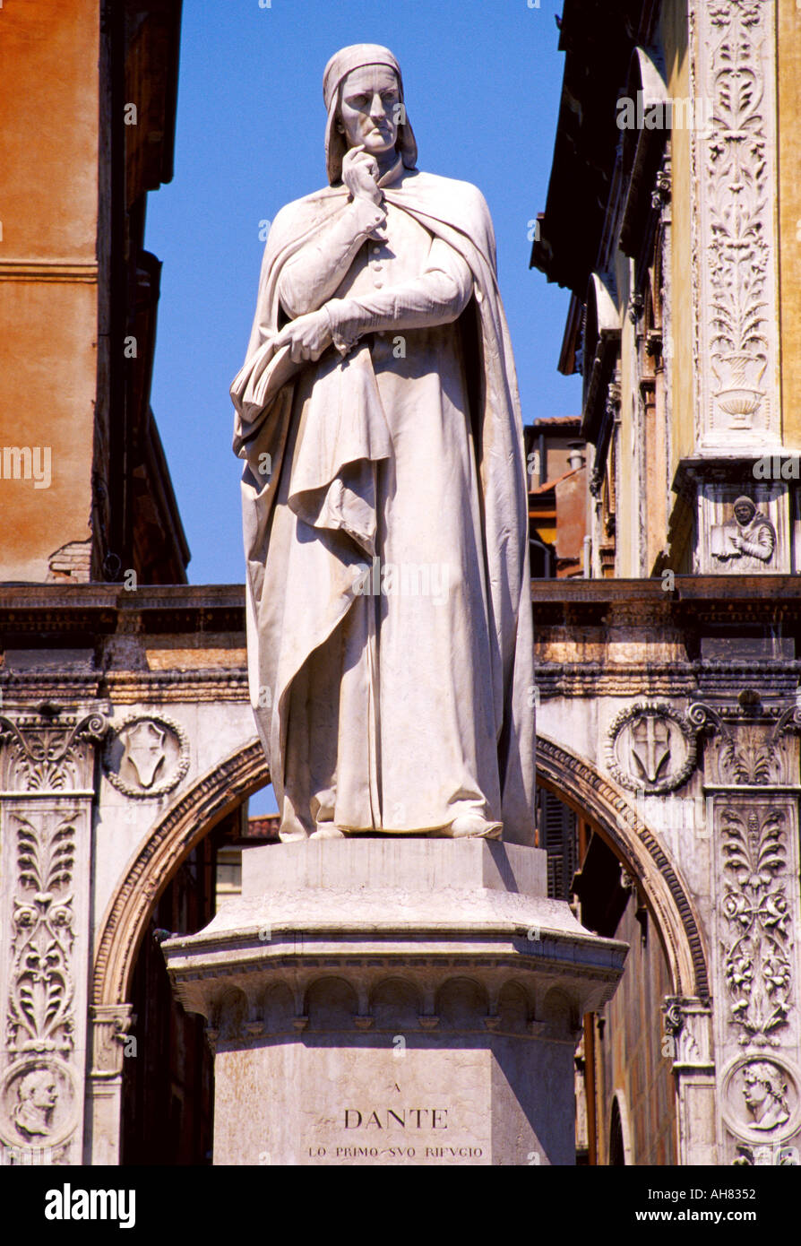 Verona Italia statua di Dante Alighieri in Piazza dei Signori Foto Stock