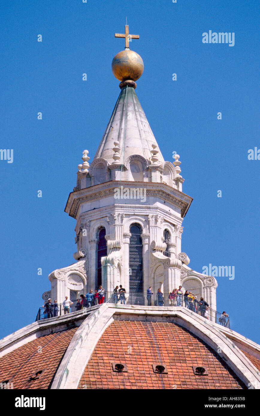 Firenze Toscana Italia turisti sulla lanterna della cupola del Brunelleschi sul Duomo Foto Stock