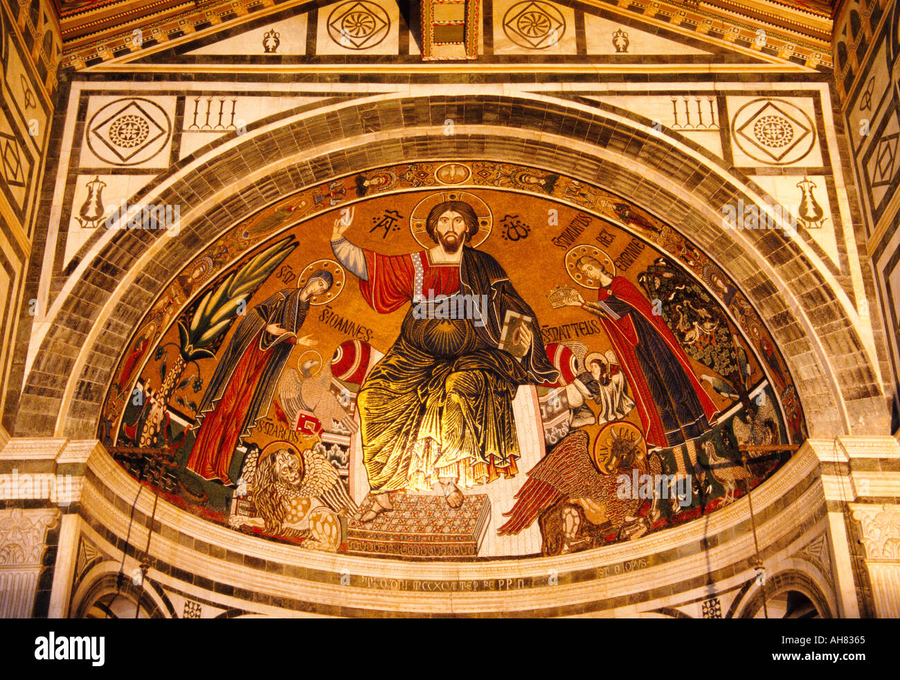 Firenze Toscana Italia San Miniato del Monte. Mosaico di Cristo tra la Vergine e st Minias. St Minias a destra. Foto Stock