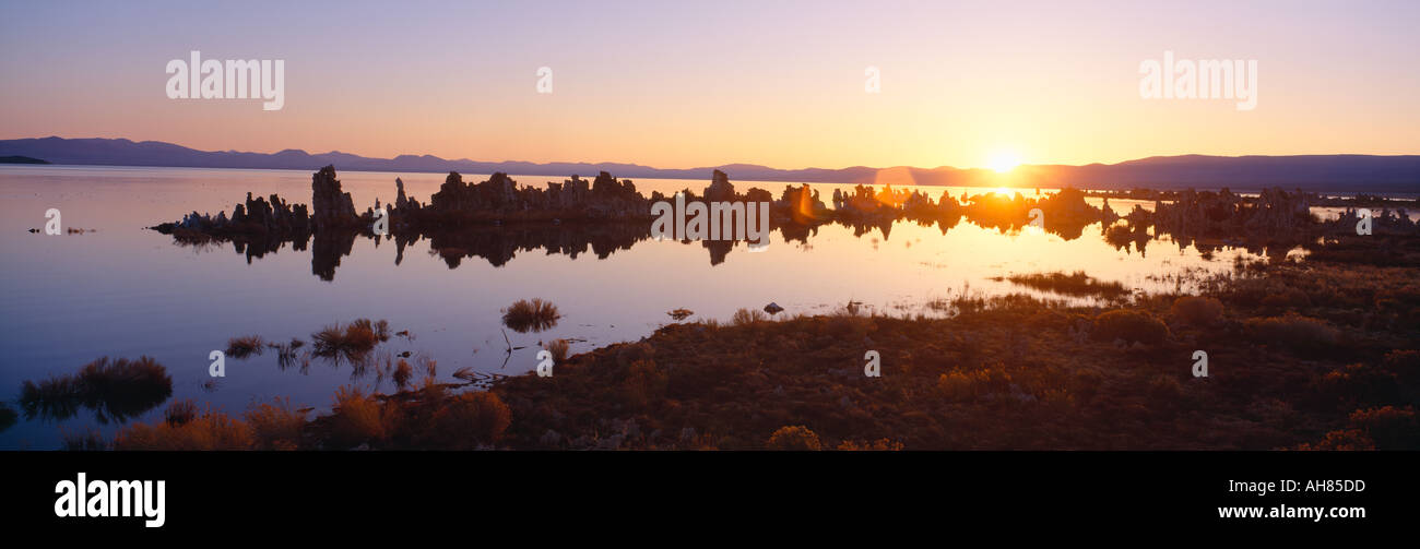 Il tufo formazioni rocciose emergenti dal lago Mono a sunrise California Foto Stock