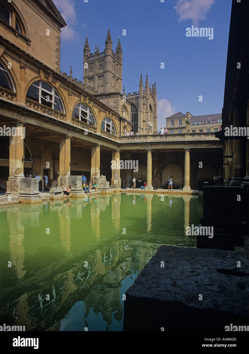 Le Terme romane a Bath con la cattedrale in background Somerset Foto Stock