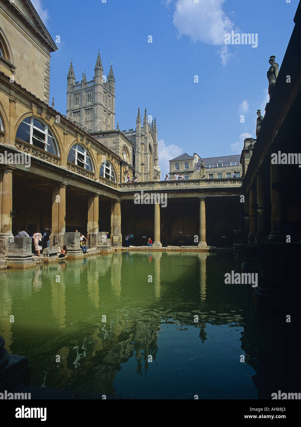 Le Terme romane a Bath con la cattedrale in background Somerset Foto Stock