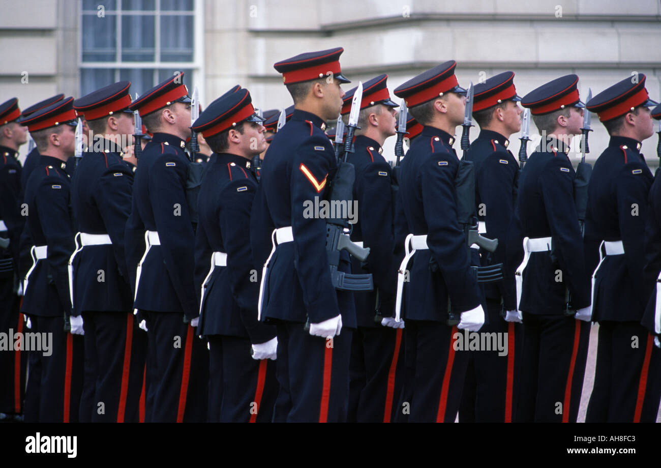 I soldati britannici che partecipano alla cerimonia del Cambio della guardia al di fuori Buchingham Palace a Londra Foto Stock