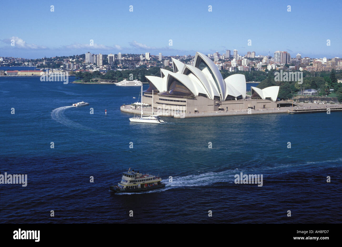 Una vista della Sydney Opera House dall'altro famoso punto di riferimento della città, il Ponte dell'Porto Foto Stock