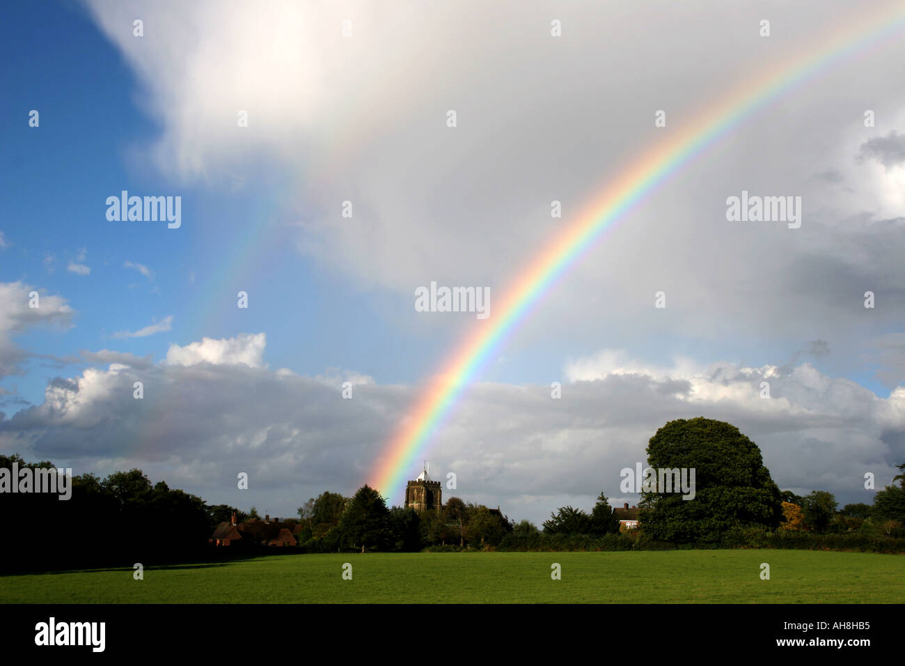 Rainbow oltre la chiesa a Danehill Sussex Foto Stock