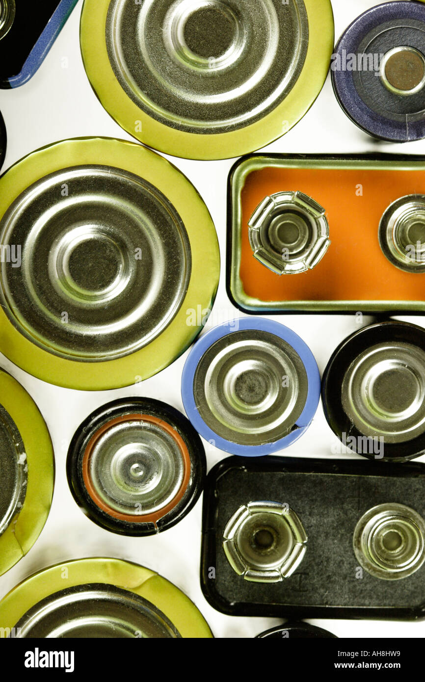 Varie batterie usate su sfondo bianco Foto Stock
