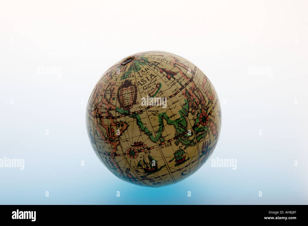 AAD71459 Round globo sferica di forma sferica del vecchio mondo che mostra mappa terra Asia Oceano Indiano India su sfondo bianco Foto Stock