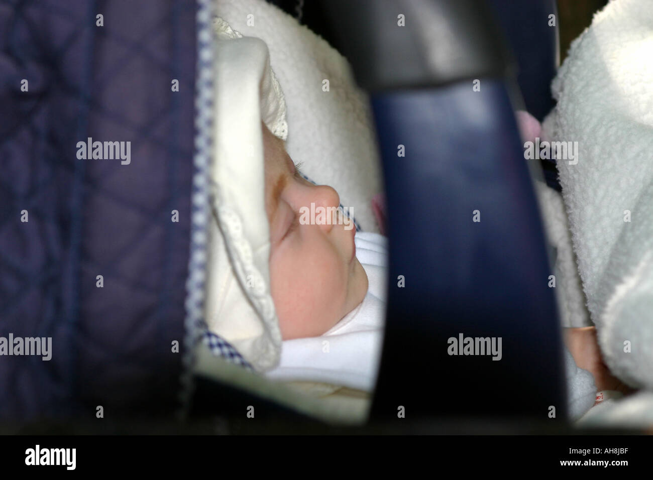 Il bambino dorme nel suo sedile auto Foto Stock