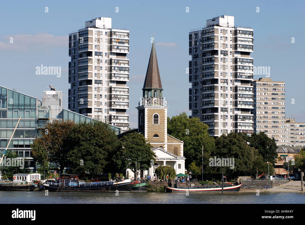 Sparkford House e Selworthy House con St.Mary's Battersea Chiesa Parrocchiale tra Londra, Inghilterra, Regno Unito Foto Stock