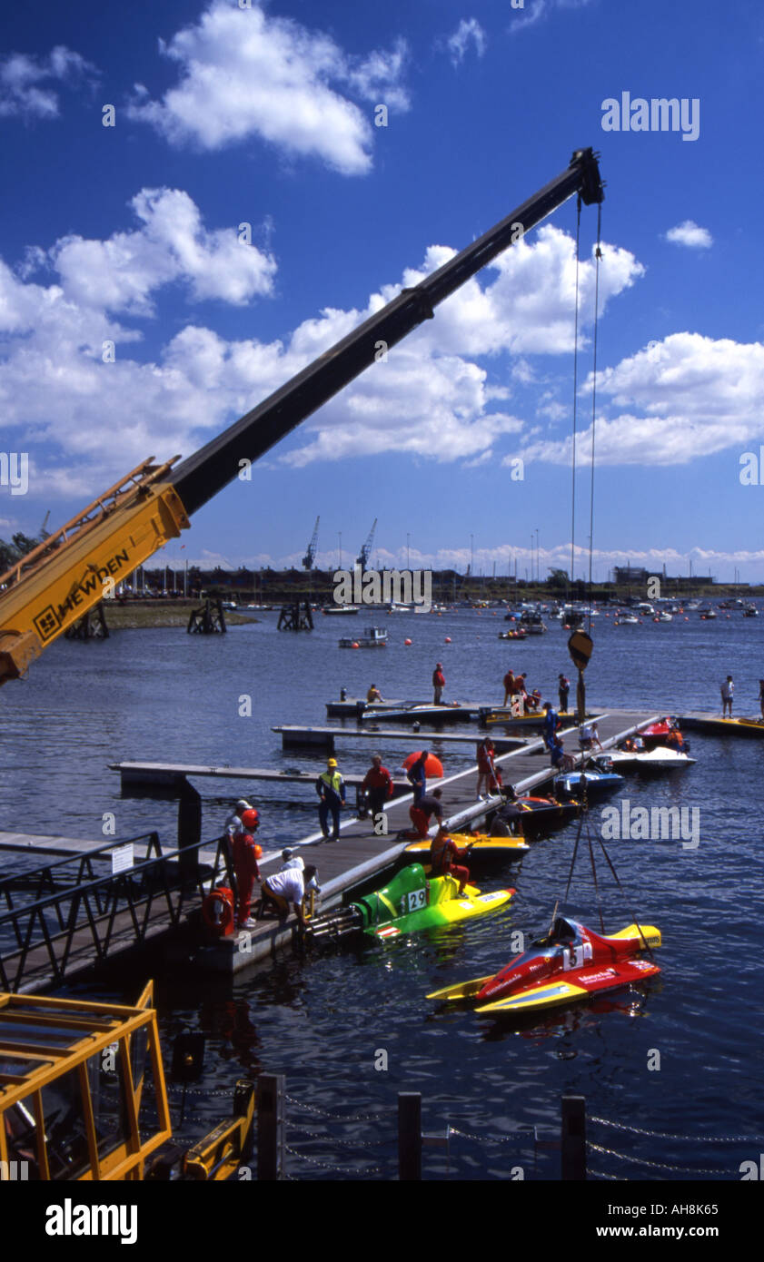 Una gigantesca gru solleva motoscafi in Cardiff Bay per la gara Foto Stock