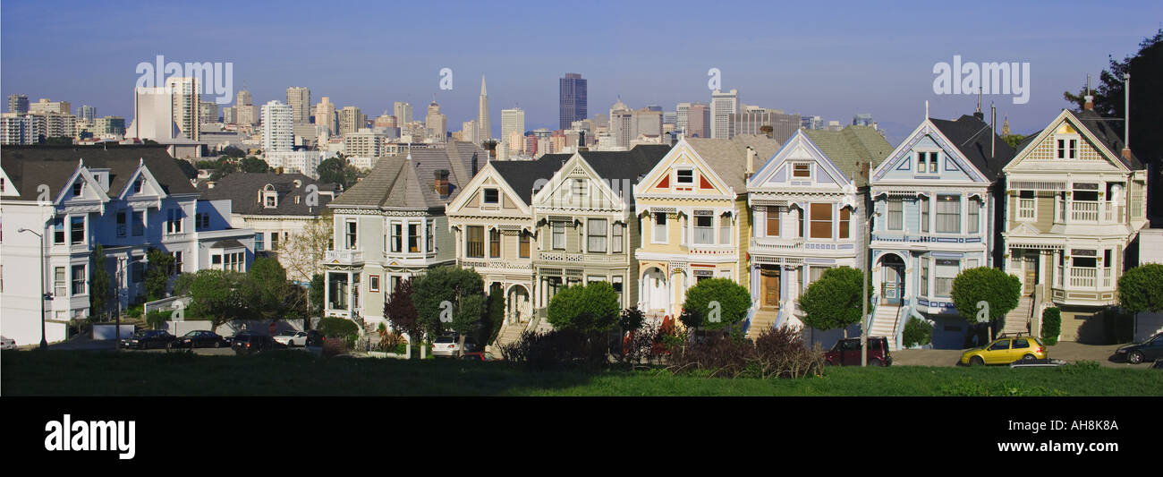 Skyline di San Francisco con case vittoriane da Alamo Square San Francisco California Foto Stock