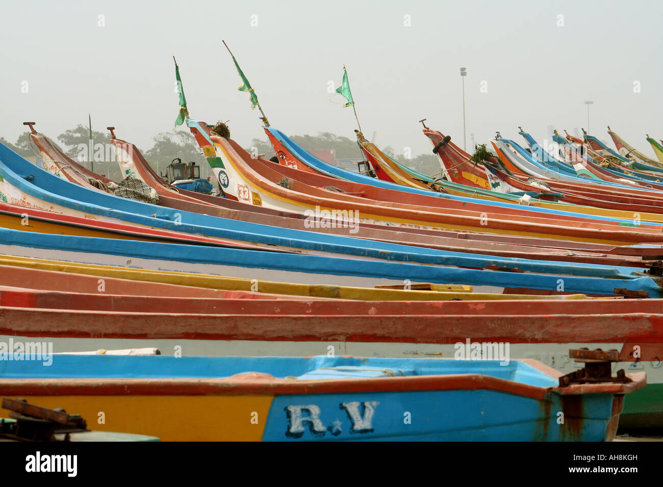 In legno colorato barche da pesca allineate sulla spiaggia di Marina di Chennai, India Foto Stock