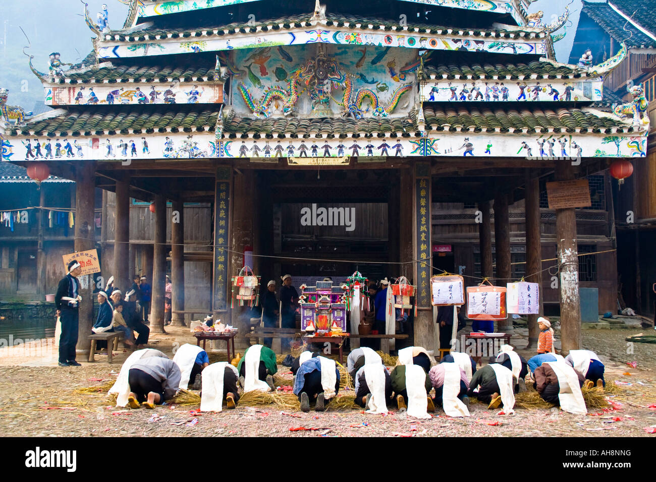 Dong cinese minoranza etnica funerale sotto una Torre del Tamburo Zhaoxing Cina Foto Stock