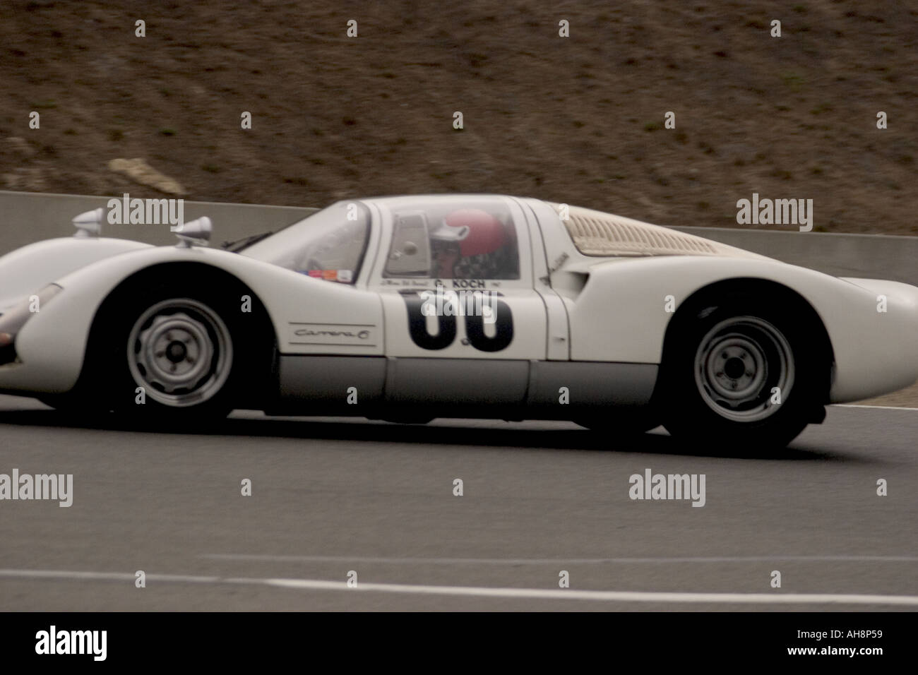 1966 Porsche 906 auto da corsa su pista Foto Stock