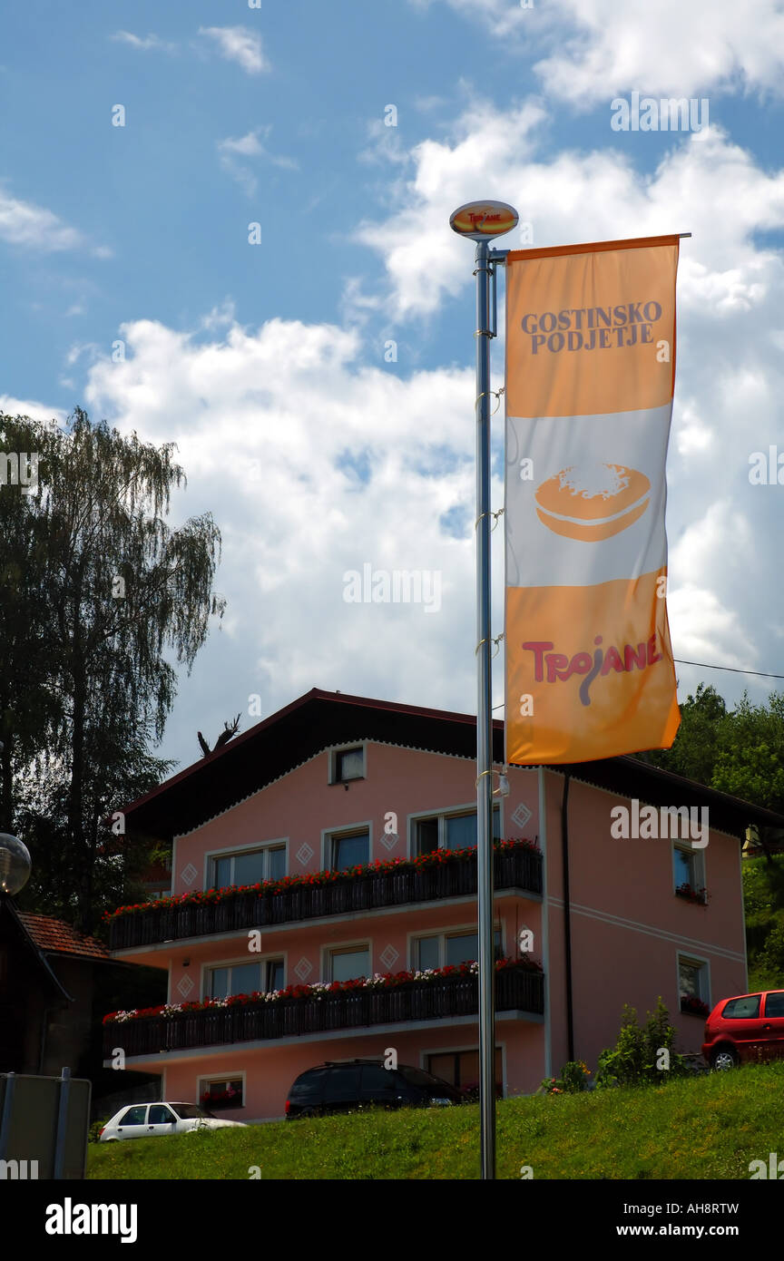 Roadstop al celebre jam donut krapfen casa appena fuori l'autostrada in Trojane Slovenia n. PR Foto Stock