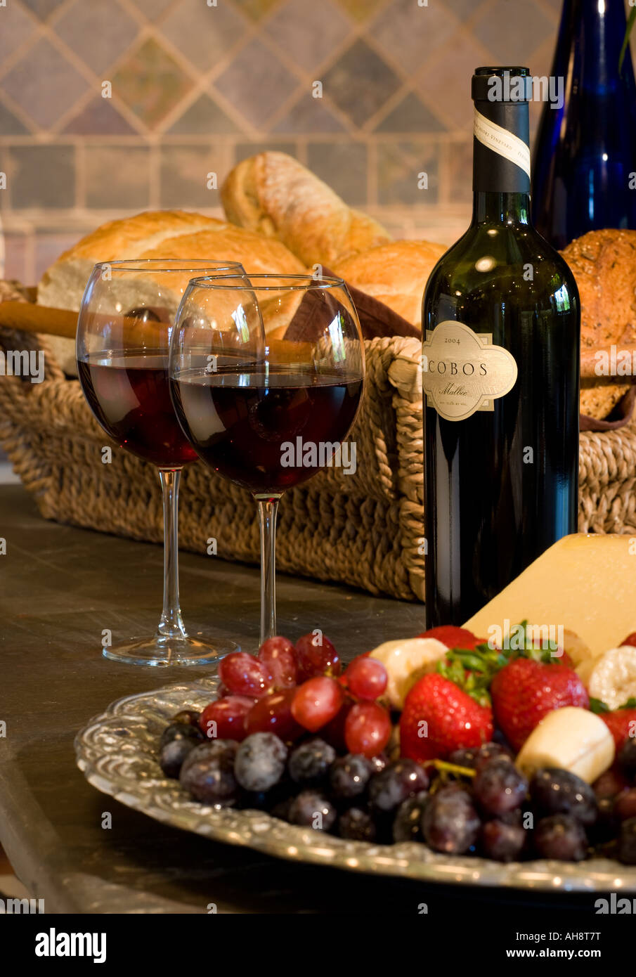 Vino, formaggio, cracker e pane con uva e altri frutti Foto Stock
