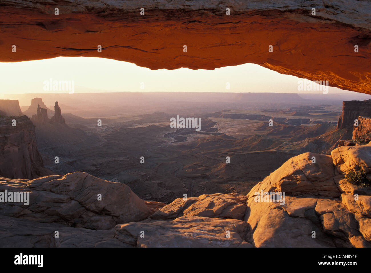 Incandescente Mesa Arch a Sunrise Canyonlands National Park nello Utah Foto Stock