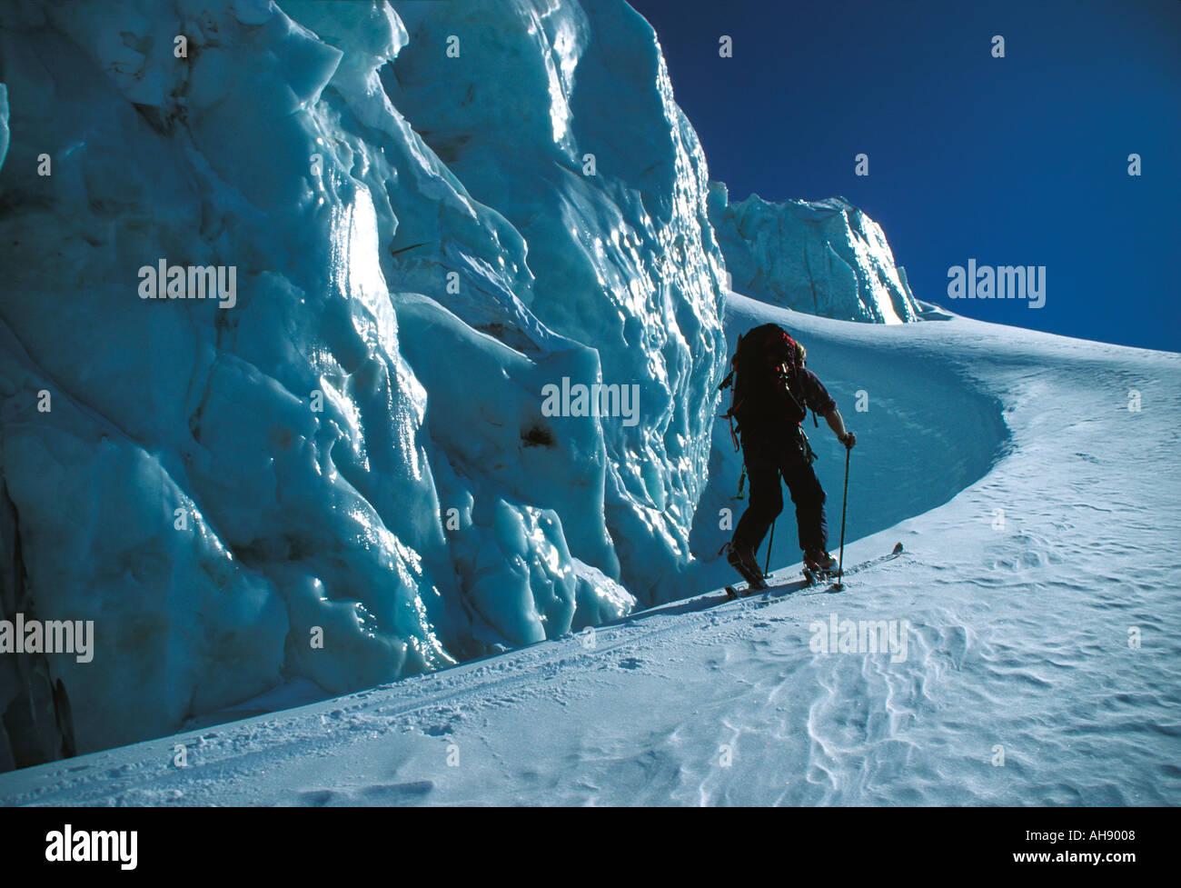 Ski Tourer skiinning fino ghiacciaio in Francia Foto Stock