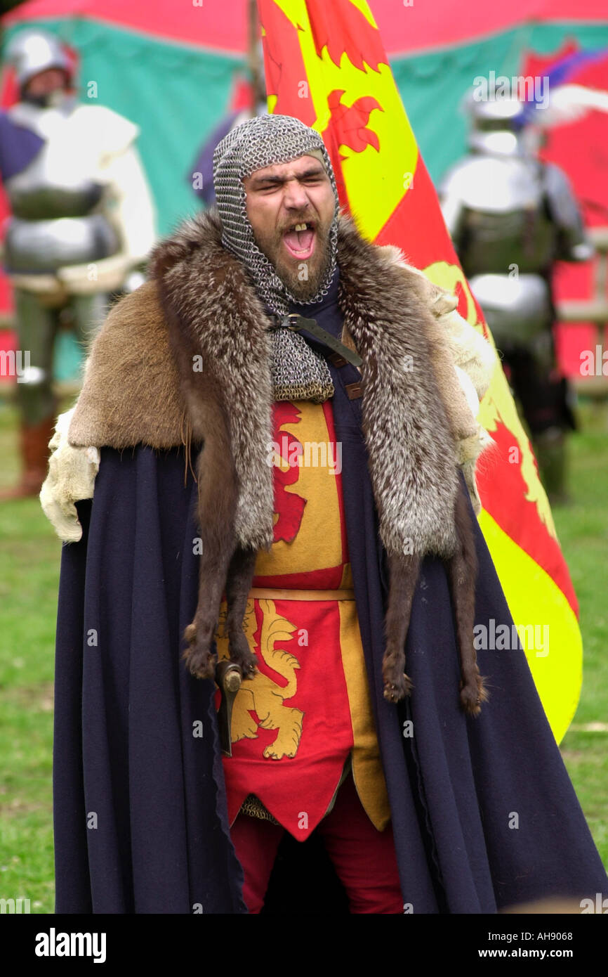Owain Gianfranco personaggio indossare pellicce a ri emanazione di una battaglia medievale a Cosmeston Borgo Medievale South Wales UK Foto Stock