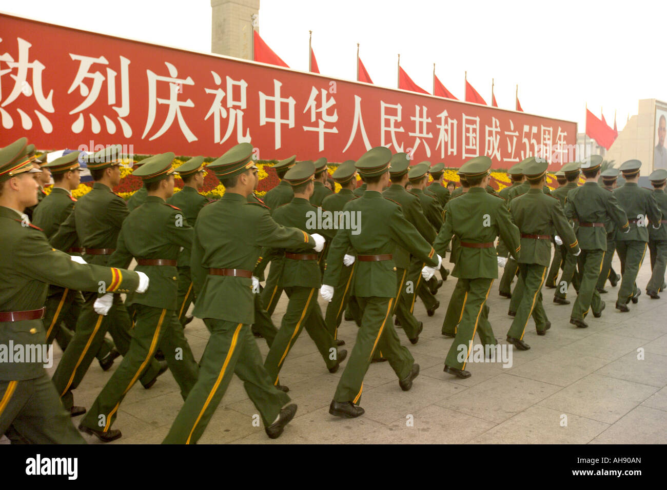 Soldati Chinses Marzo in piazza Tiananmen Foto Stock