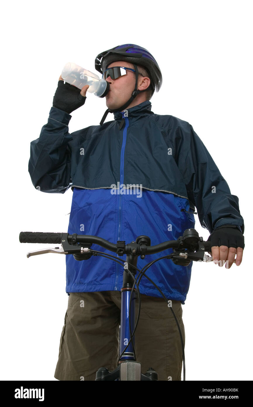 Mountain bike rider prendendo un drink di acqua isolato su bianco Foto Stock