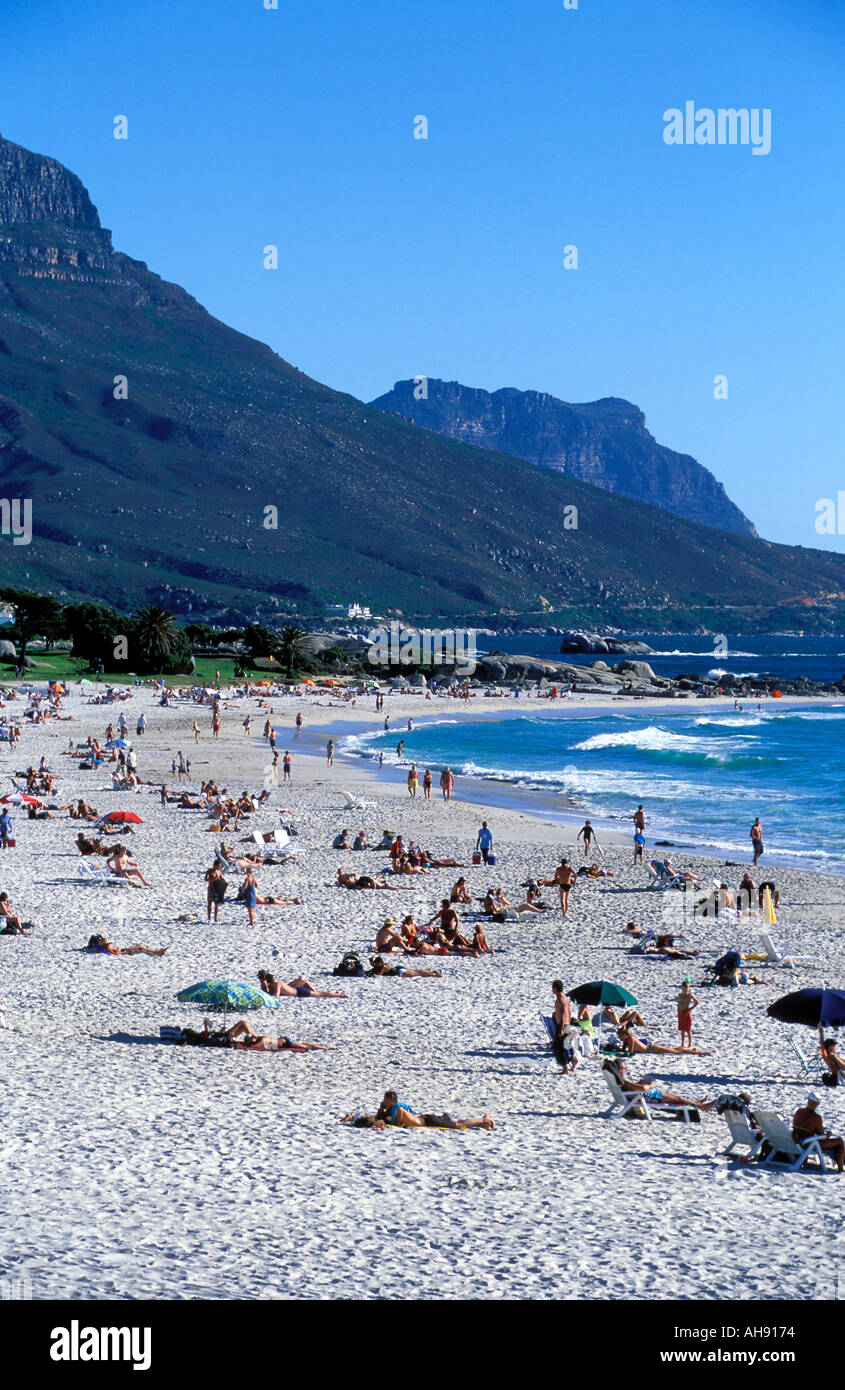 Sud Africa Cape Town la gente sulla spiaggia di Camps Bay Foto Stock