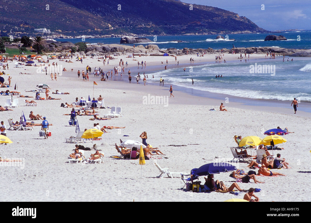 Sud Africa Cape Town la gente sulla spiaggia di Camps Bay Foto Stock