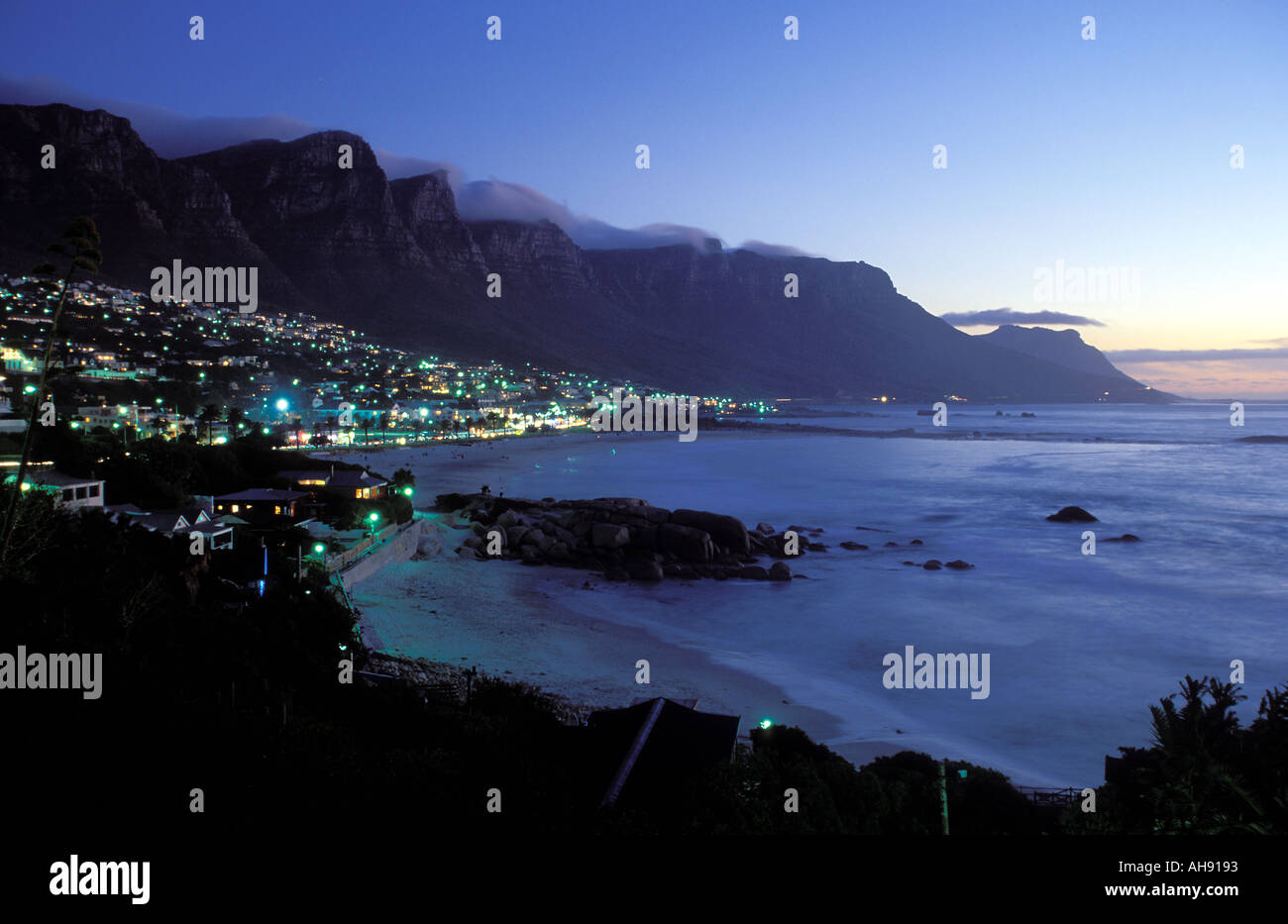Sud Africa Cape Town Camps Bay e dodici apostoli di notte Foto Stock