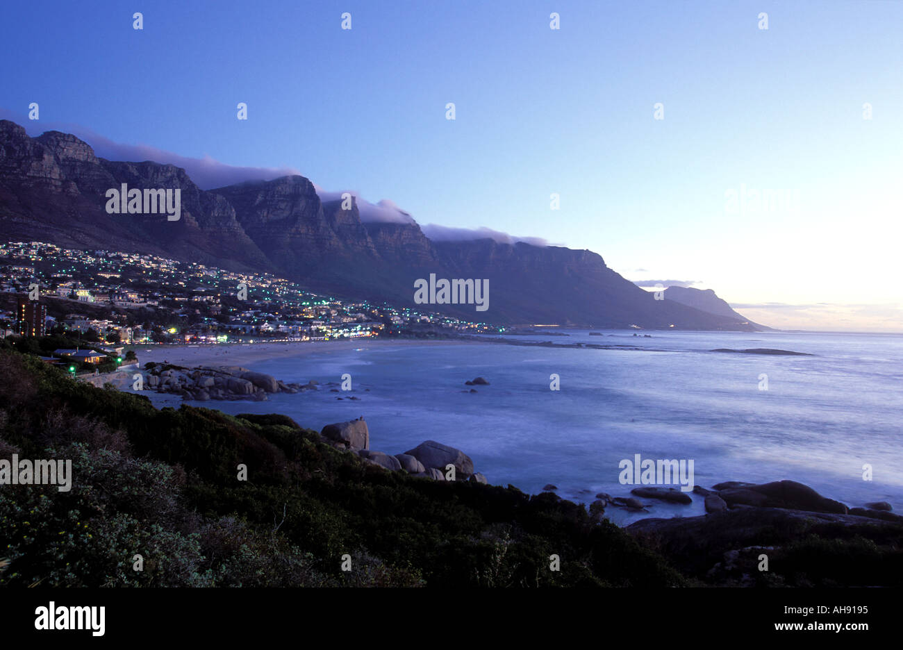 Sud Africa Cape Town Camps Bay e dodici apostoli di notte Foto Stock