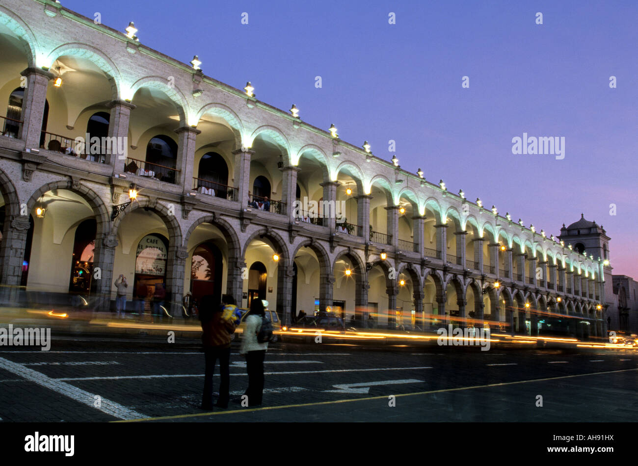 Gallerie colonnate che circondano la Plaza de Armas nella città di Arequipa Perù Foto Stock