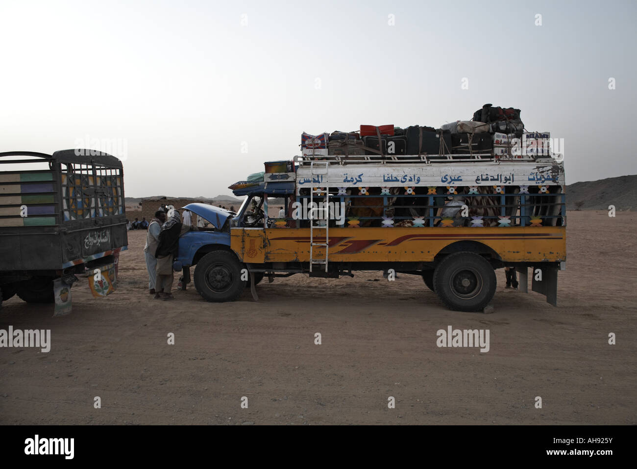 Bus nel deserto nel Deserto Nubiano, Sudan Foto Stock