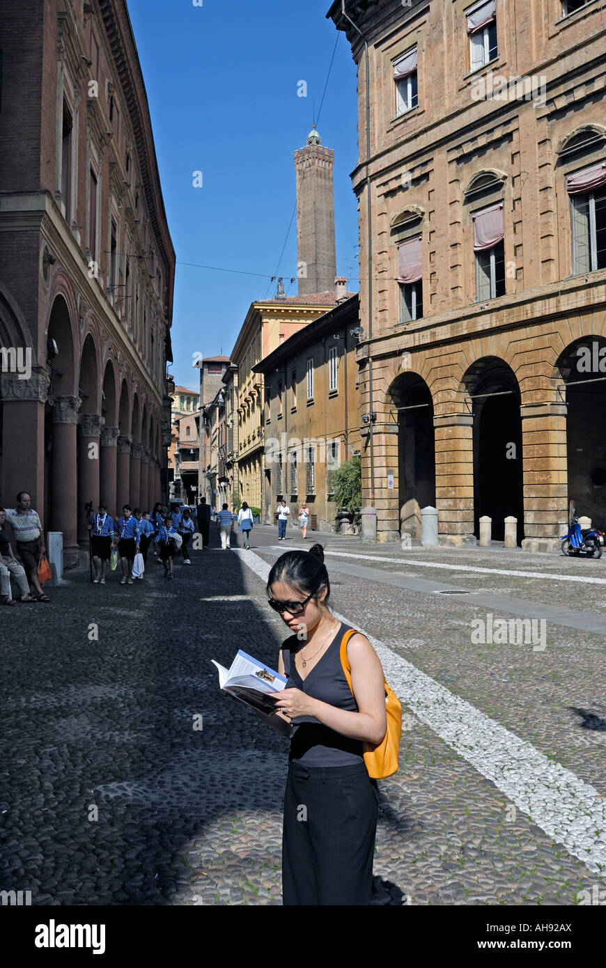 Modello rilasciato turistica guida di lettura, Bologna, Italia Foto Stock