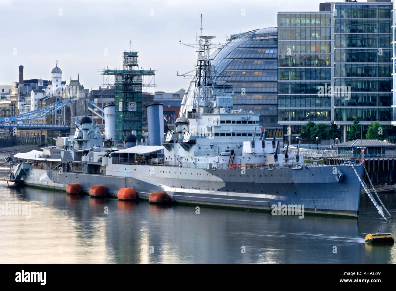 La HMS Belfast ormeggiate lungo la riva sud del fiume Tamigi a Londra. Foto Stock