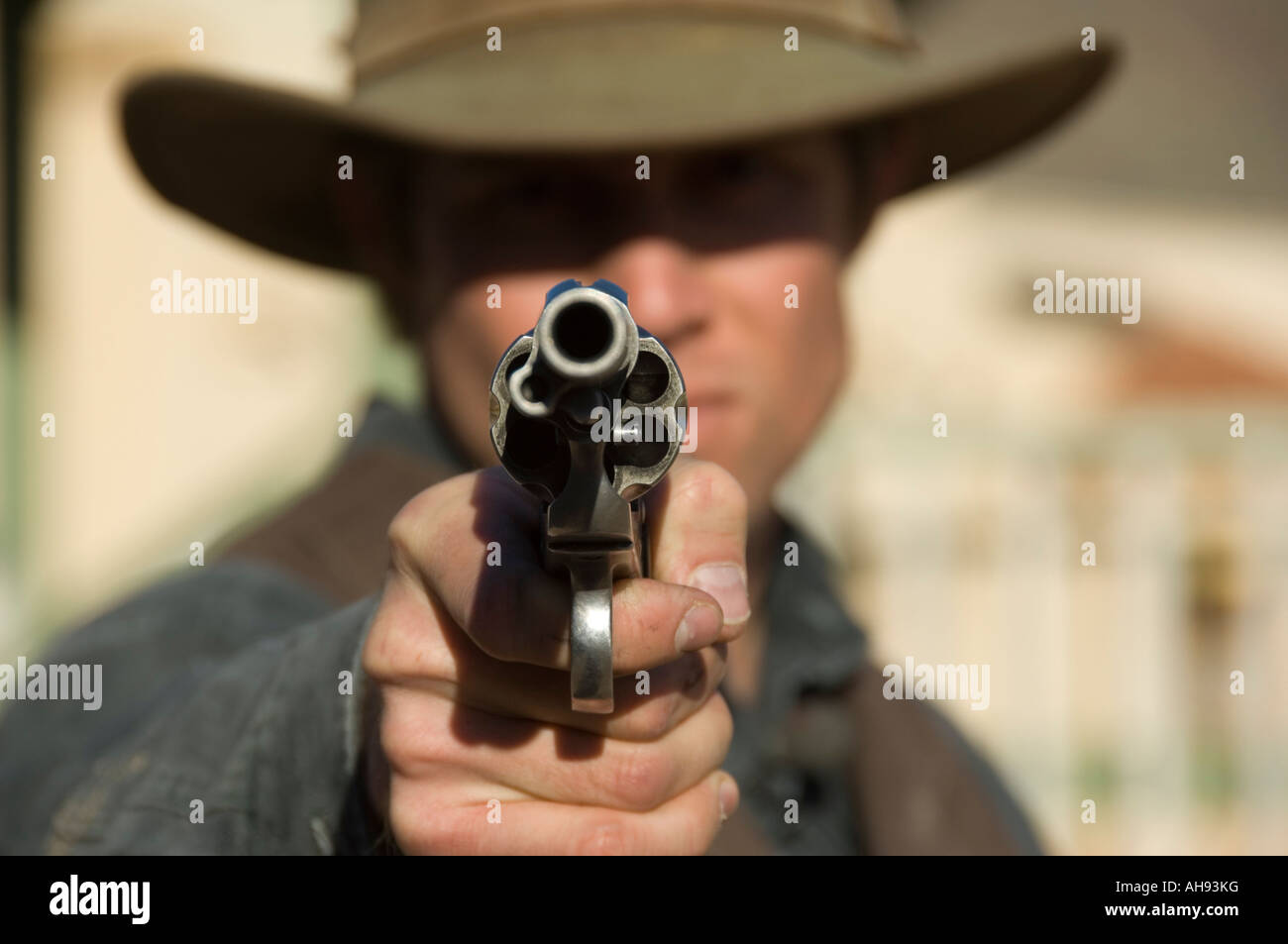 Cowboy holding revolver, close-up Foto Stock