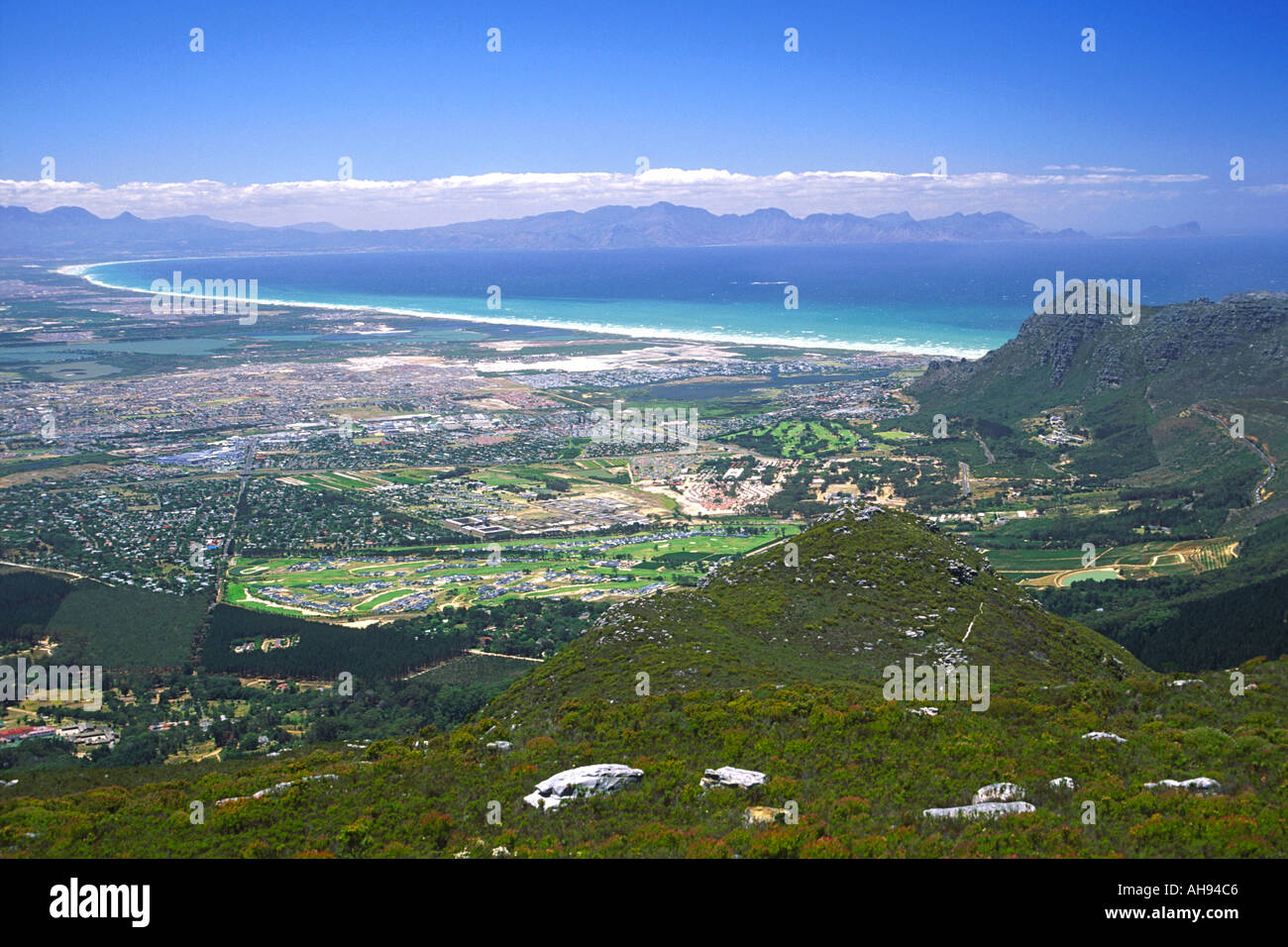 Vista su False Bay, Muizenberg beach, l'Oceano Indiano e alcuni dei sobborghi sud di Città del Capo in Sud Africa. Foto Stock